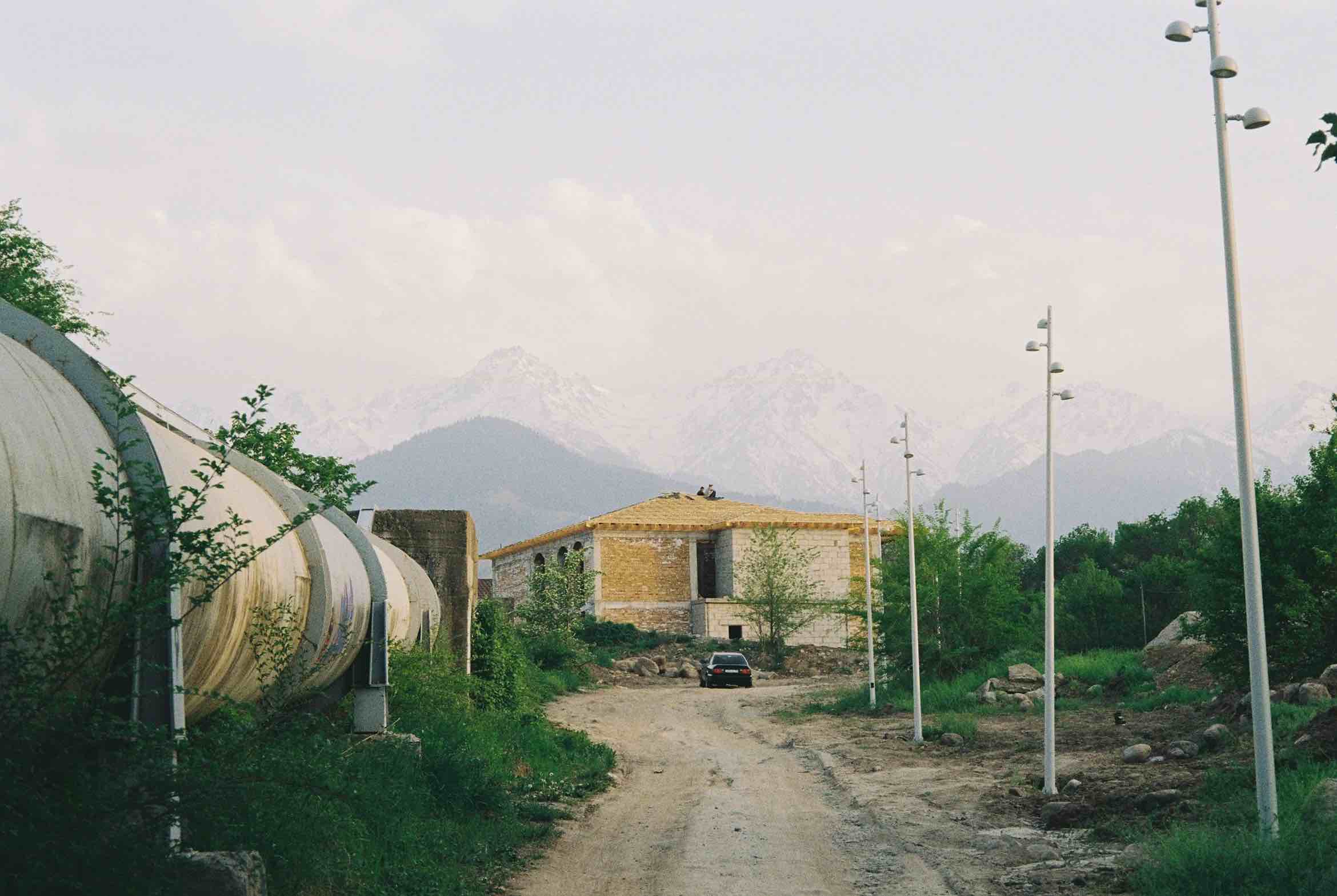 Remote site secured with infrastructure-free seismic detection