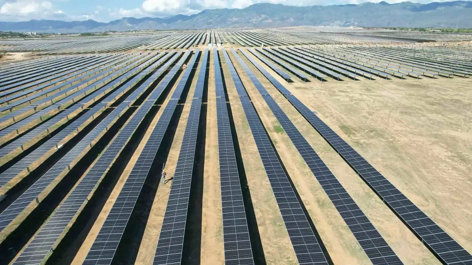Solar farm perimeter protected by buried seismic sensors